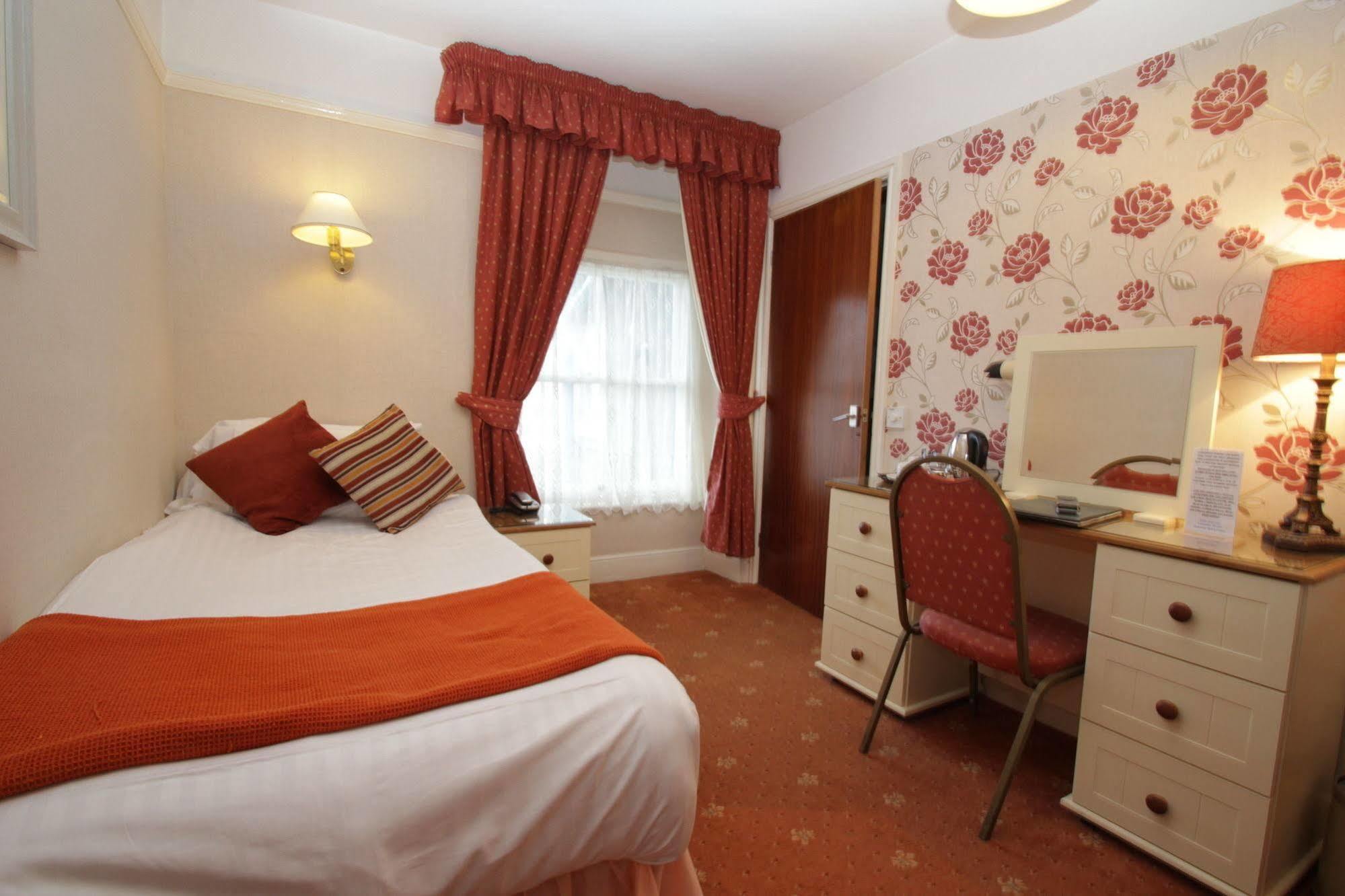Lion Hotel & Studio Apartments Criccieth Exterior photo